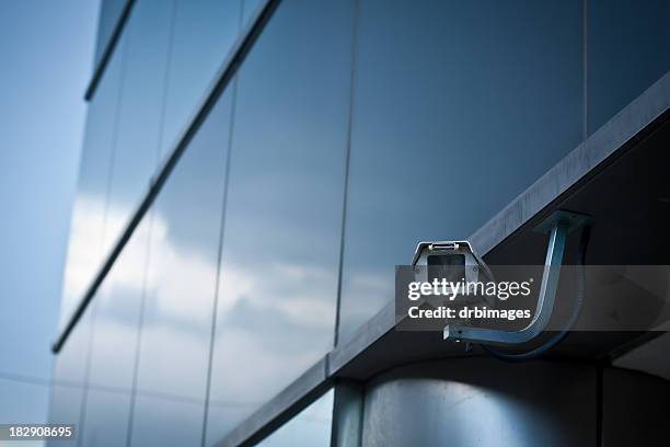cámara de seguridad de construcción - paranoia fotografías e imágenes de stock