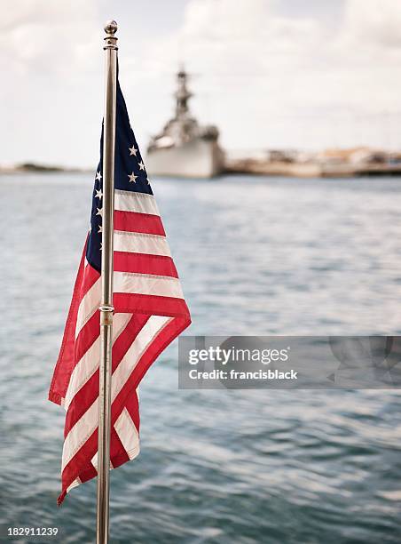 bandera estadounidense y buque militar - us navy fotografías e imágenes de stock