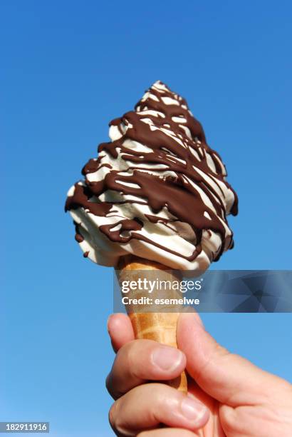 köstliche ice cream cone - softeis stock-fotos und bilder
