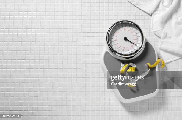 bathroom scales and tape measure - physical description 個照片及圖片檔