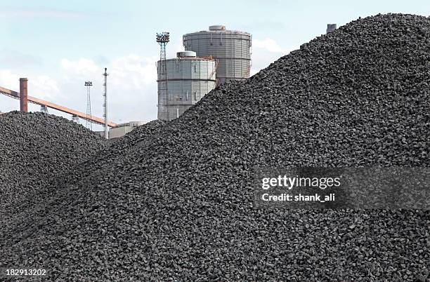 montones de coking carbón - carbon fotografías e imágenes de stock