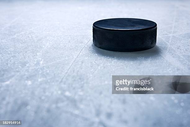 hockey puck - ice hockey stock-fotos und bilder