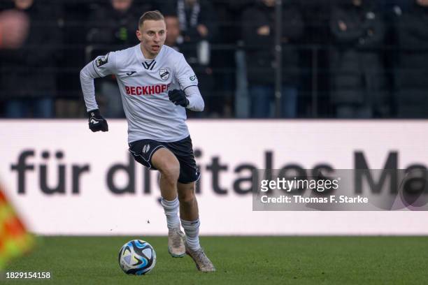 Nico Ochojski of Verl runs with the ball during the 3. Liga match between SC Verl and Dynamo Dresden at SPORTCLUB Arena on December 03, 2023 in Verl,...