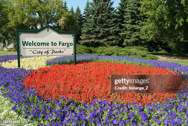 bienvenido a fargo - fargo dakota del norte fotografías e imágenes de stock