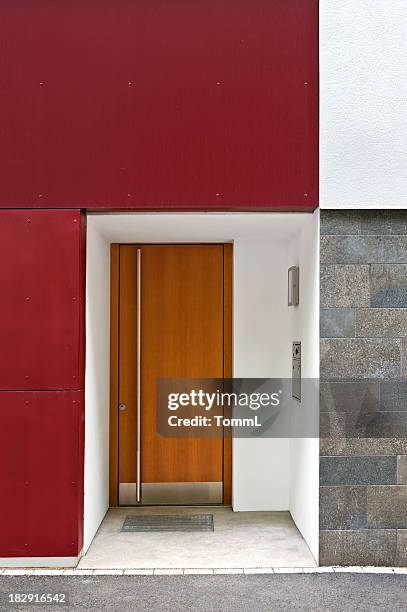 família moderna casa - family front door imagens e fotografias de stock