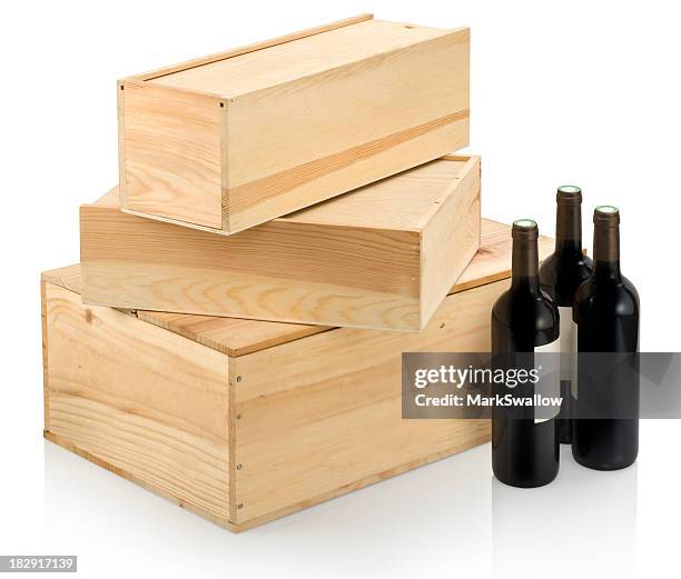 three sizes of wine boxes and accompanying wine - wooden box stockfoto's en -beelden
