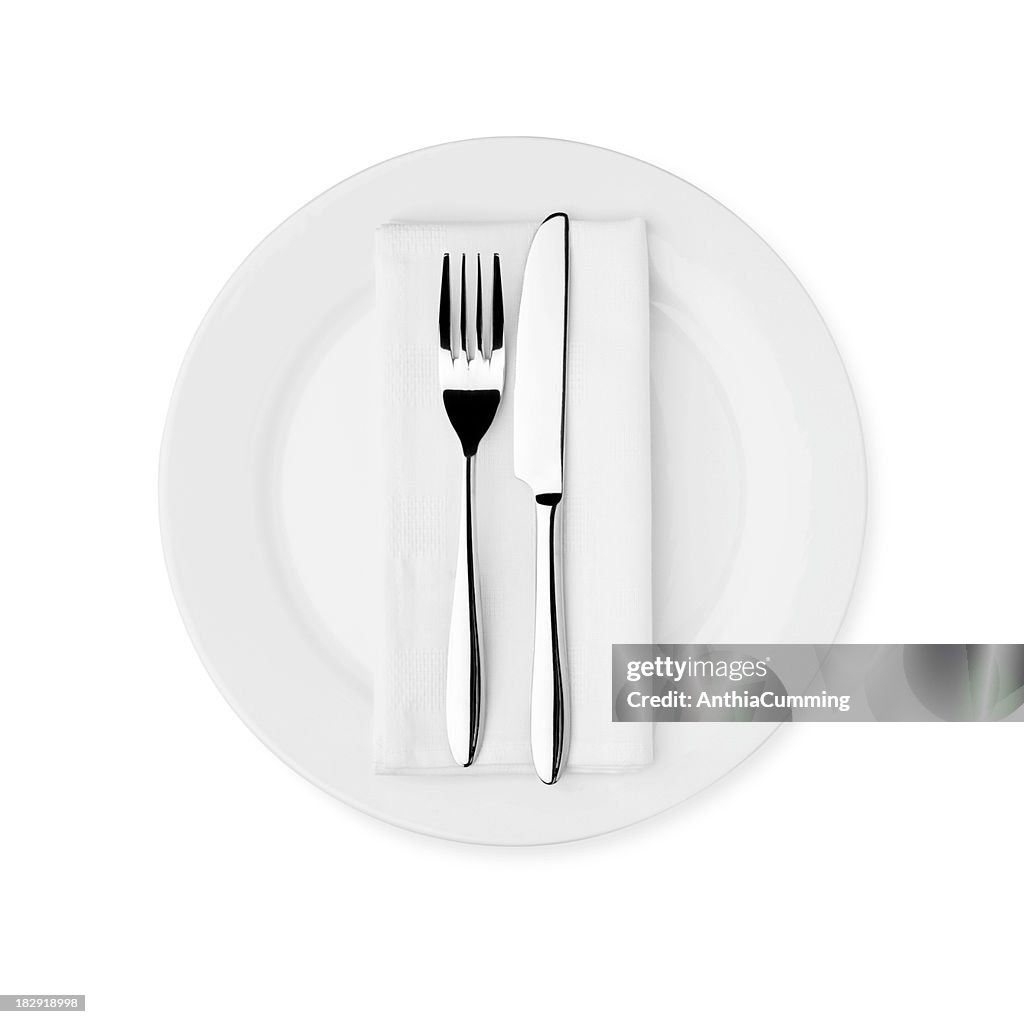 Abendessen Einstellung weißen Teller, Messer, Gabel und napkin holder