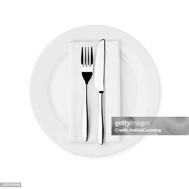ambiente para la cena; cuchillo, placa blanca, tenedor y serviette - servilleta fotografías e imágenes de stock