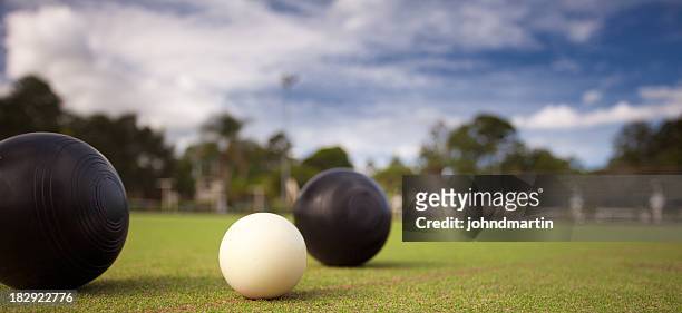 lawn schüsseln - lawn bowling stock-fotos und bilder