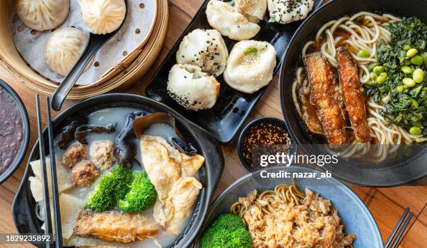 chinese food table. - dim sum stockfoto's en -beelden