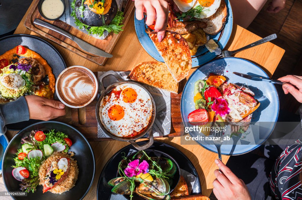Disfrutando de un brunch juntos.