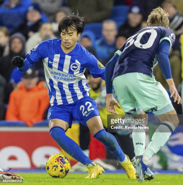 Brighton's Kaoru Mitoma controls the ball in a Premier League match against Brentford in Brighton, England, on Dec. 6, 2023.