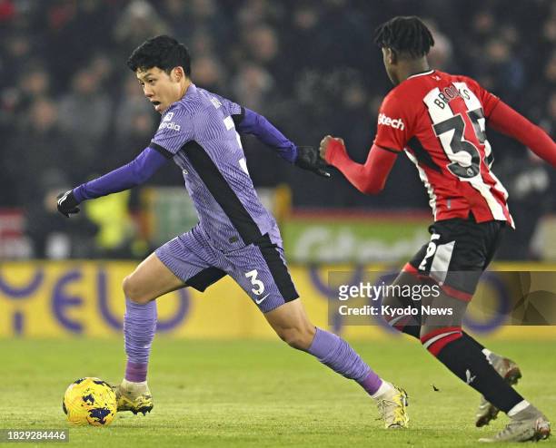 Liverpool's Wataru Endo goes on the attack in a Premier League match against Sheffield United in Sheffield, England, on Dec. 6, 2023.