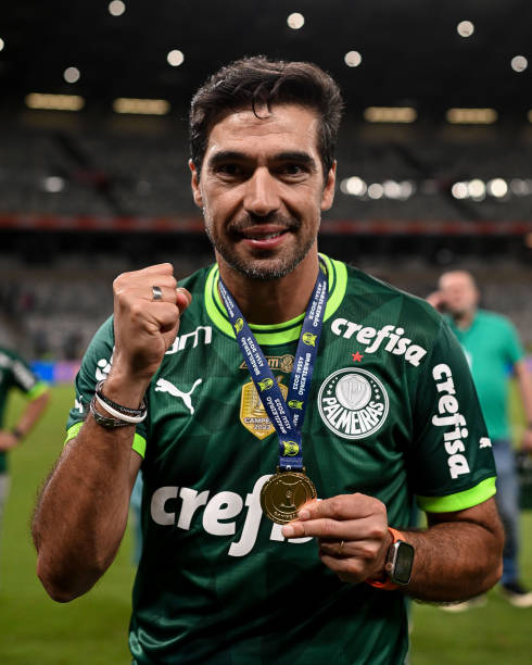 Palmeiras: Abel Ferreira volta aos trabalhos após férias em Portugal Head Coach Abel Ferreira of Palmeiras celebrates the Brasileirao 2023 Champions title with the winners trophy during Campeonato Brasileiro Serie A...