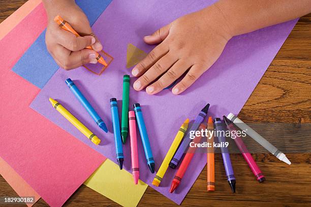 nahaufnahme der hände kind zeichnen mit bunten buntstifte - crayola stock-fotos und bilder
