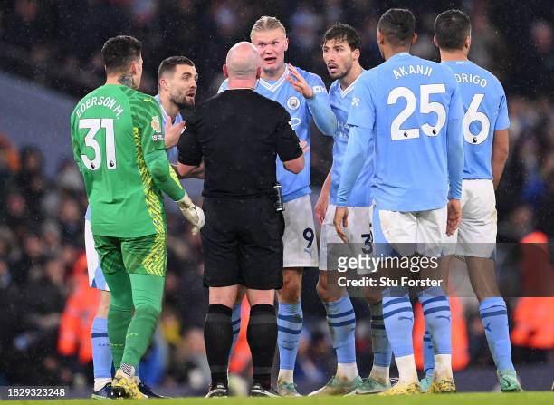 Manchester City striker Erling Haaland and team mates have words with Referee Simon Hooper during the Premier League match between Manchester City...