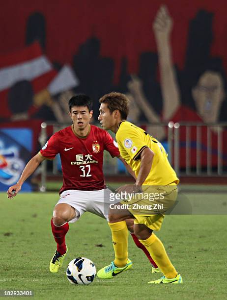 Sun Xiang of Guangzhou Evergrande competes for the ball wtih Junya Tanaka of Kashiwa Reysol during the AFC Champions League Semi Final Second Round...