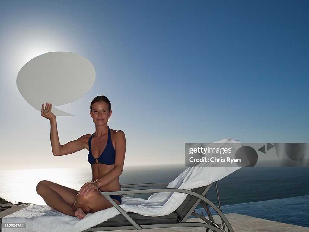 Mulher de biquíni ao ar livre com Balão de Fala sorridente
