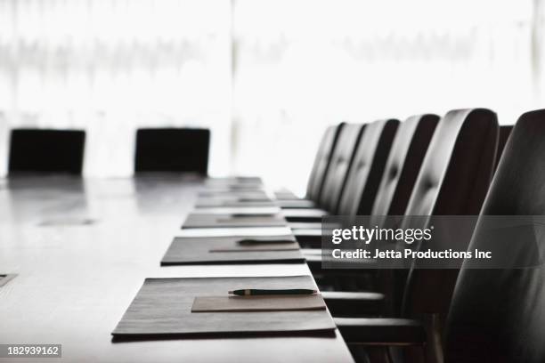 folders and pens on meeting table - board meeting imagens e fotografias de stock