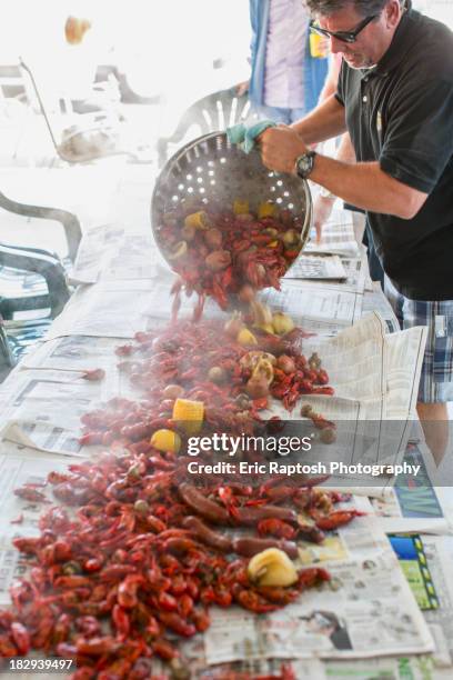 caucasian man serving crawfish at boil - 沸騰する ストックフォトと画像