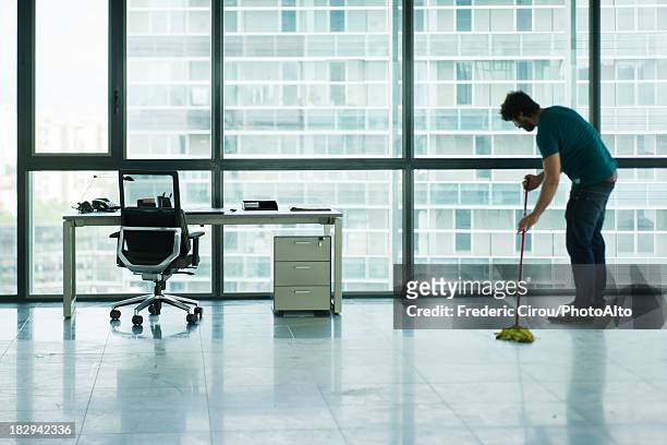 janitor mopping empty office - office cleaning 個照片及圖片檔