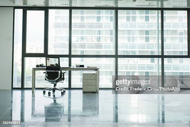 empty office - leerer schreibtisch stock-fotos und bilder