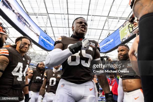David Njoku of the Cleveland Browns reacts as he leads a huddle prior to an NFL football game between the Los Angeles Rams and the Cleveland Browns...