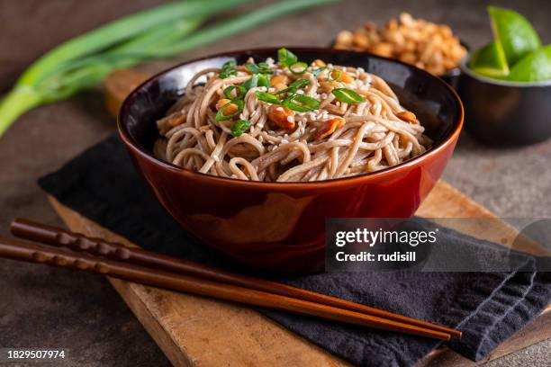 nouilles aux arachides au sésame - cuisine thaïlandaise photos et images de collection