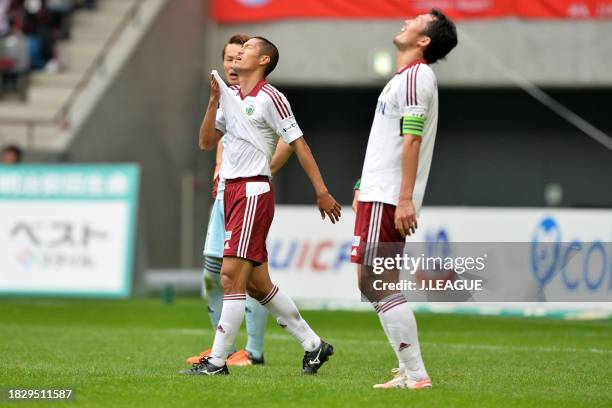 Tomohiko Murayama, Yudai Iwama and Masaki Iida of Matsumoto Yamaga show dejection after Vissel Kobe's first goal during the J.League J1 second stage...