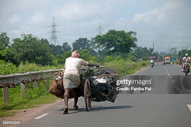 coal carried in cycle illegally,west bengal,india - carbon cycle stockfoto's en -beelden