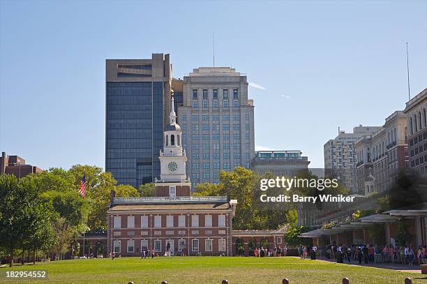 colonial-style building with green lawn in front - independence hall stock pictures, royalty-free photos & images