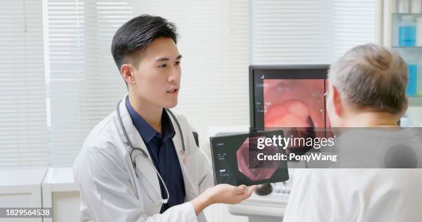 el médico explica la cirugía del tumor - colon fotografías e imágenes de stock