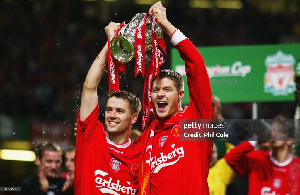 Goalscorers Michael Owen and Steven Gerrard of Liverpool celebrate with the trophy