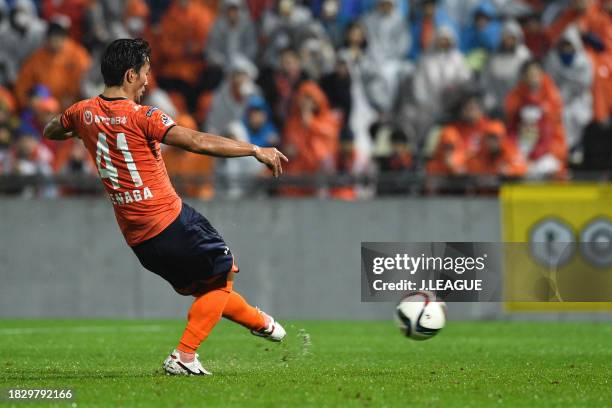 Akihiro Ienaga of Omiya Ardija converts the penalty to score the team's third goal during the J.League J2 match between Omiya Ardija and Oita Trinita...
