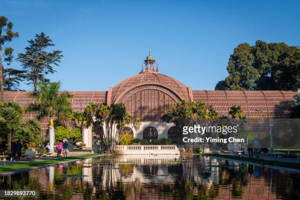 botanical building and lily pond in balboa park - balboa park - fotografias e filmes do acervo