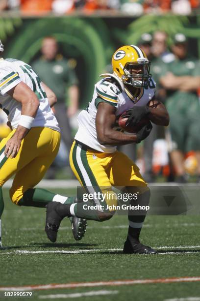 Johnathan Franklin of the Green Bay Packers runs the ball upfield during the game against the Cincinnati Bengals at Paul Brown Stadium on September...