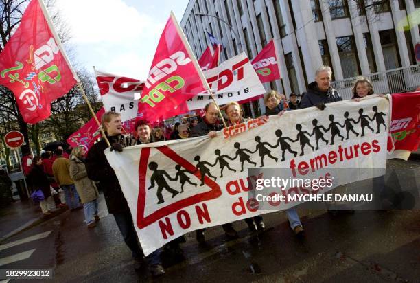 Des centaines de personnes manifestent, le 28 janvier 2003 dans les rues de Caen, dans le cadre de la journée nationale de grève dans l'éducation...