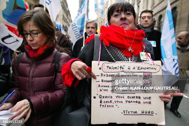 Des centaines de personnes manifestent, le 28 janvier 2003 dans les rues de Paris, dans le cadre de la journée nationale de grève dans l'éducation...