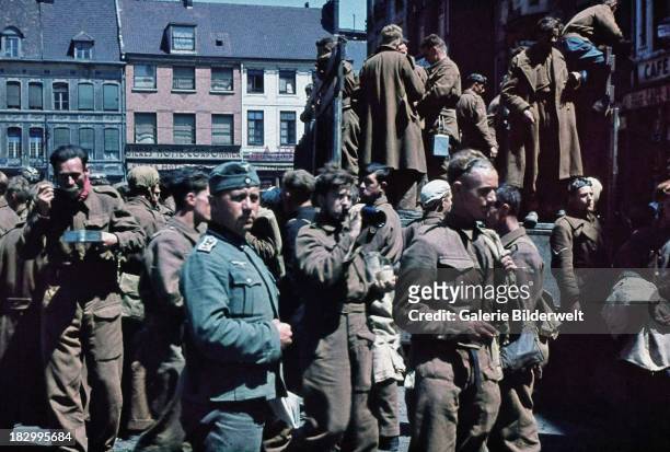 British prisoners and German soldiers, Dunkirk, France, 1940. The Battle of Dunkirk was the defence and evacuation of British and allied forces in...