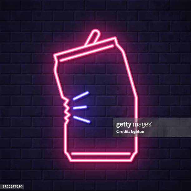 zerkleinerte dose. leuchtende neon-ikone auf backsteinwandhintergrund - aluminium schrott stock-grafiken, -clipart, -cartoons und -symbole