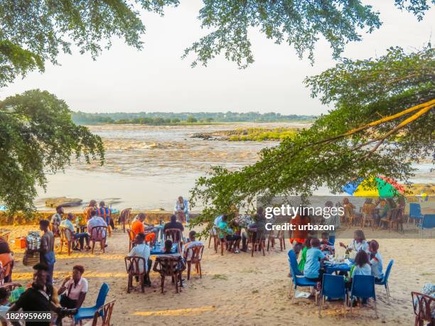 café sur la plage sur le congo à kinshasa au congo - kinshasa photos et images de collection