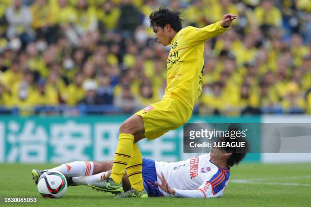 Yusuke Kobayashi of Kashiwa Reysol is tackled by Yuki Kobayashi of Albirex Niigata during the J.League J1 second stage match between Kashiwa Reysol...