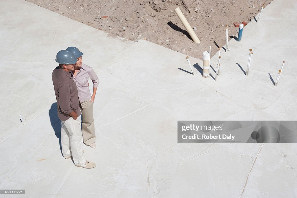 Par de pie en solar de construcción