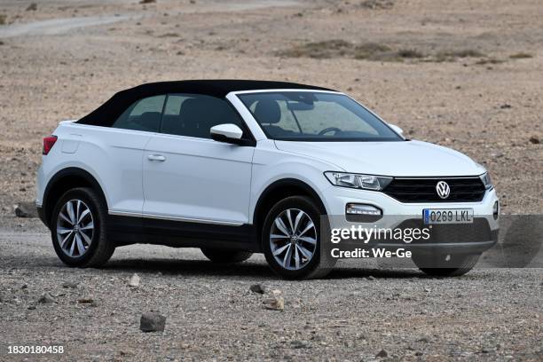 ein weißes volkswagen t-roc cabriolet mit geschlossenem verdeck. - limousine familienfahrzeug stock-fotos und bilder