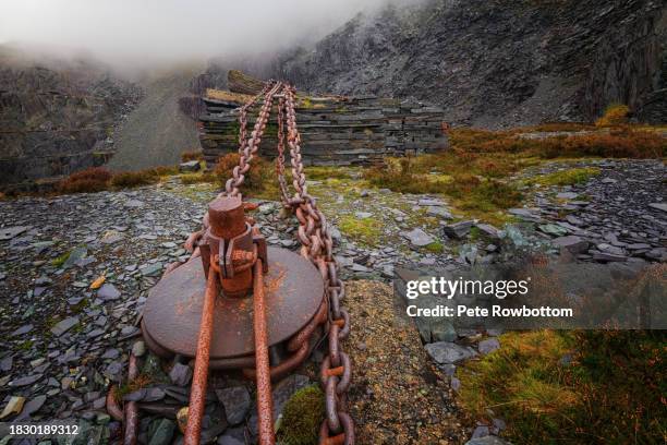 chains of industry - dinorwic quarry stock pictures, royalty-free photos & images