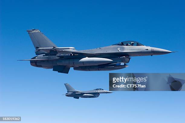 militär-düsen im flug - us air force stock-fotos und bilder