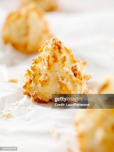 coconut almendrados - macaroon fotografías e imágenes de stock