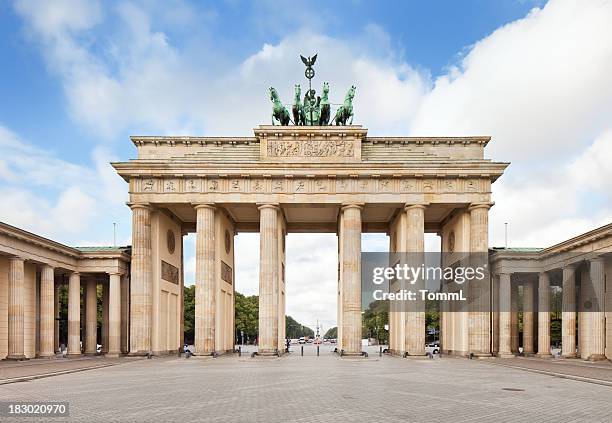 brandenburg gate, in berlin, germany - brandenburgse poort stockfoto's en -beelden