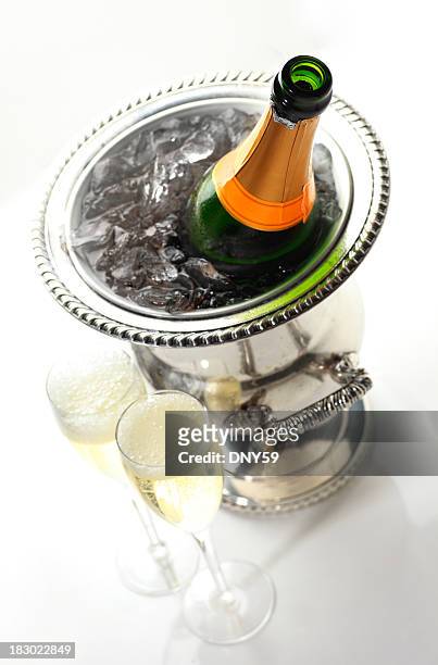 champagner im eiskübel auf eis - ice bucket stock-fotos und bilder