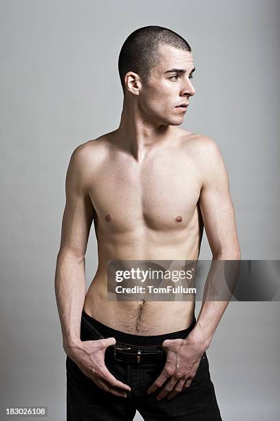 上半身裸のハンサムな若い男性ポーズ - すらりとした ストックフォトと画像